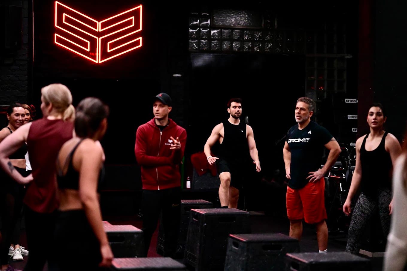 Box-Jumps im Kurs – Studio Sophie-Charlotten-Straße mit Neon-Logo