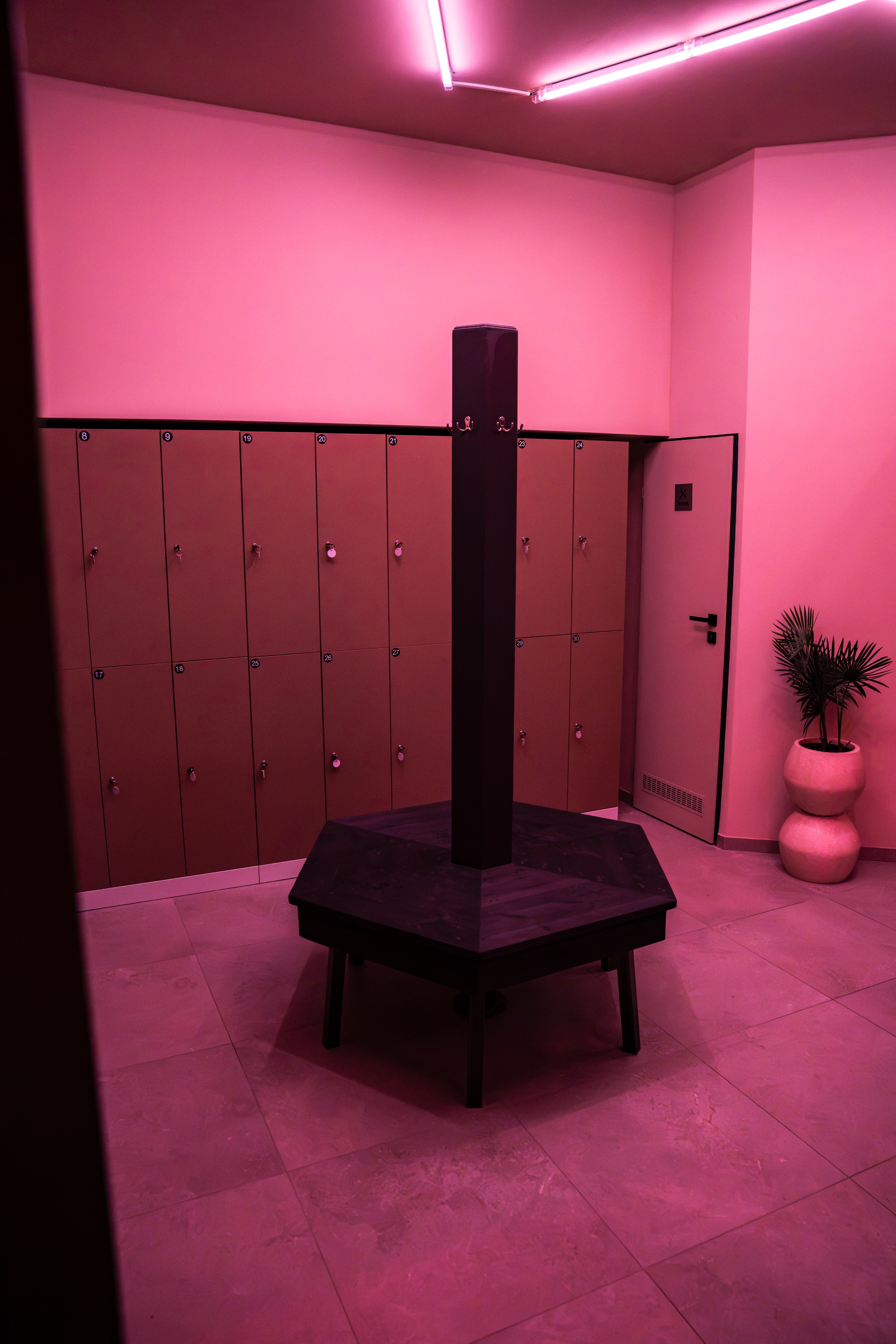 Umkleide mit Schließfächern im rosa Licht