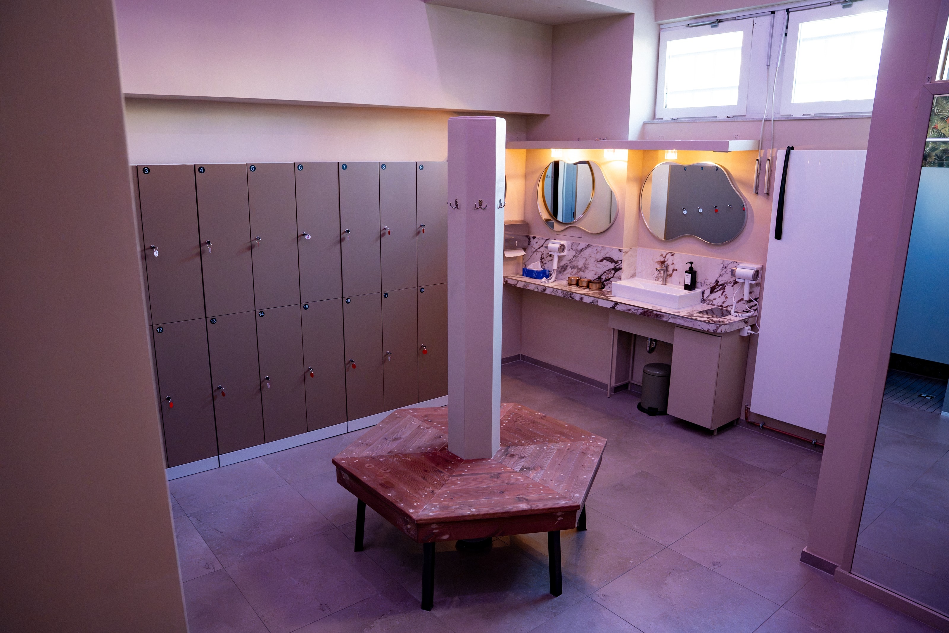 Umkleide mit Schließfächern, Garderobe und Waschtisch