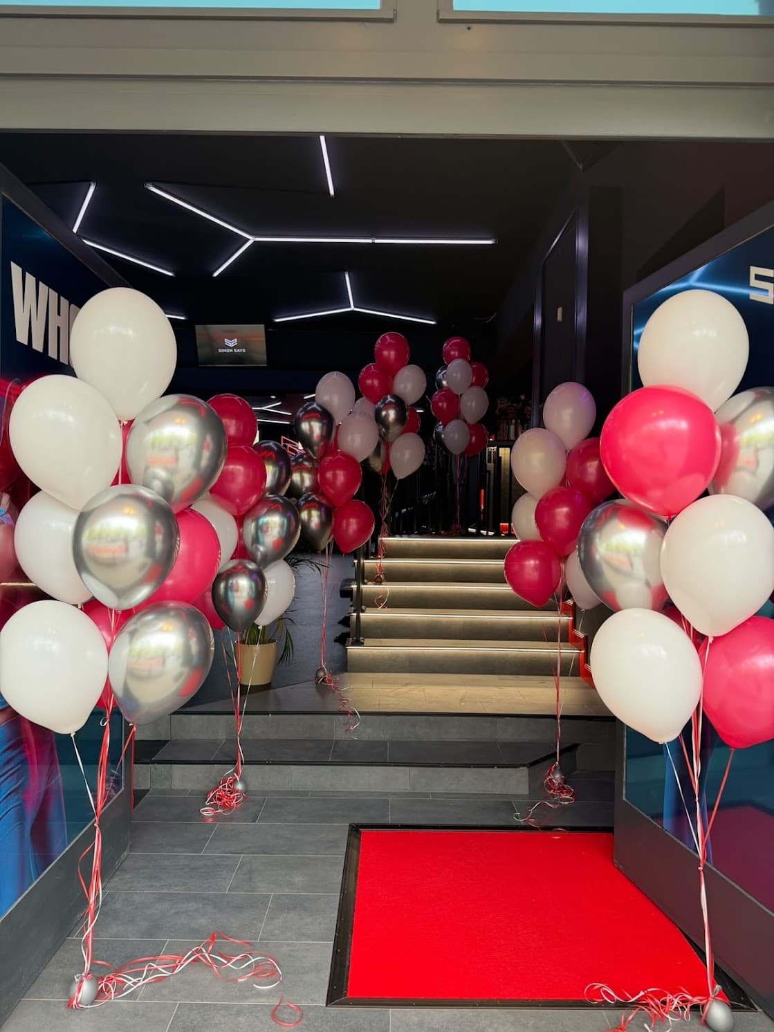 Eingang Ku'damm 110 mit Ballons zur Eröffnung